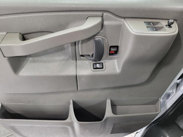 2025 Chevrolet Express Passenger 3500 1LS